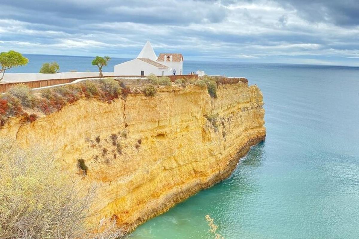 una chiesa in cima a una scogliera nell'oceano