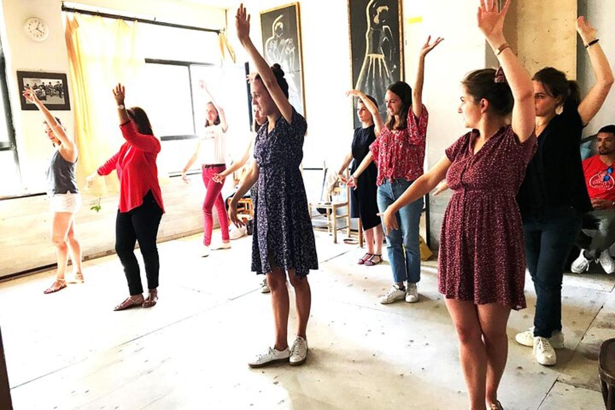 un grup de dones dempeus en una classe de dansa