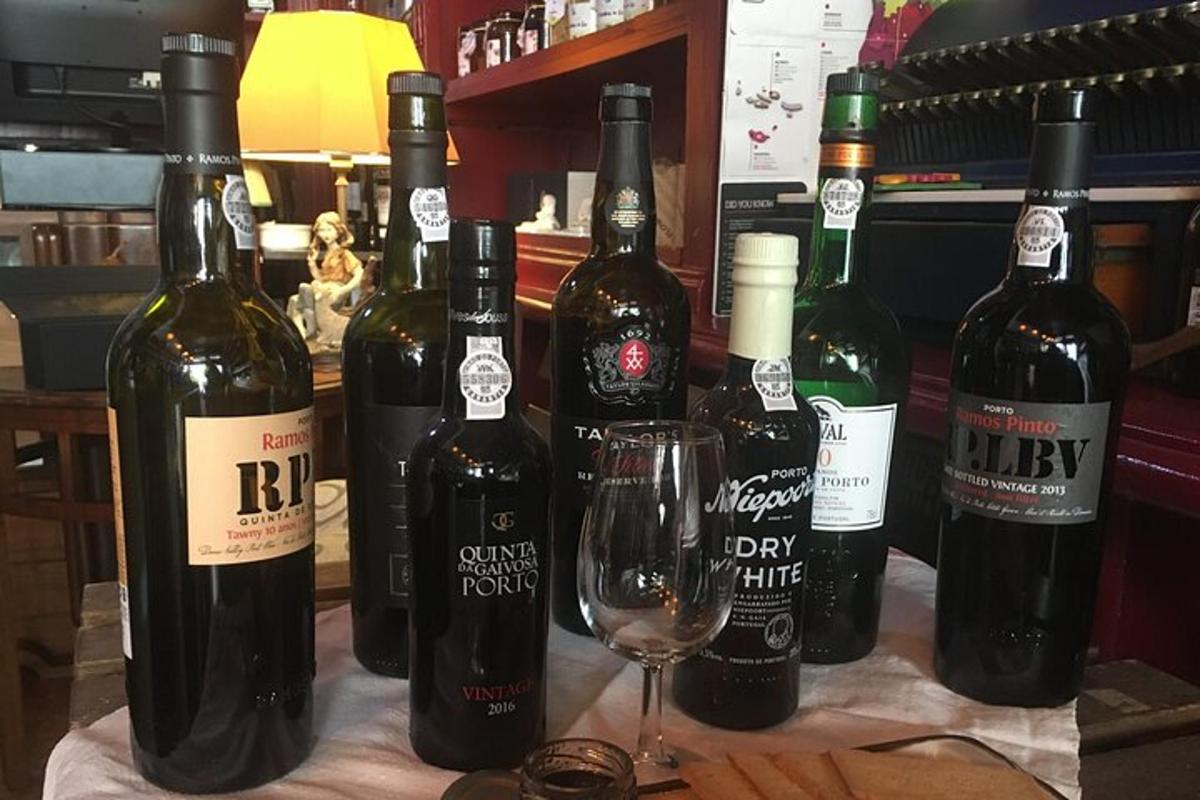 μια ομάδα από μπουκάλια κρασιού και ένα ποτήρι σε ένα τραπέζι
