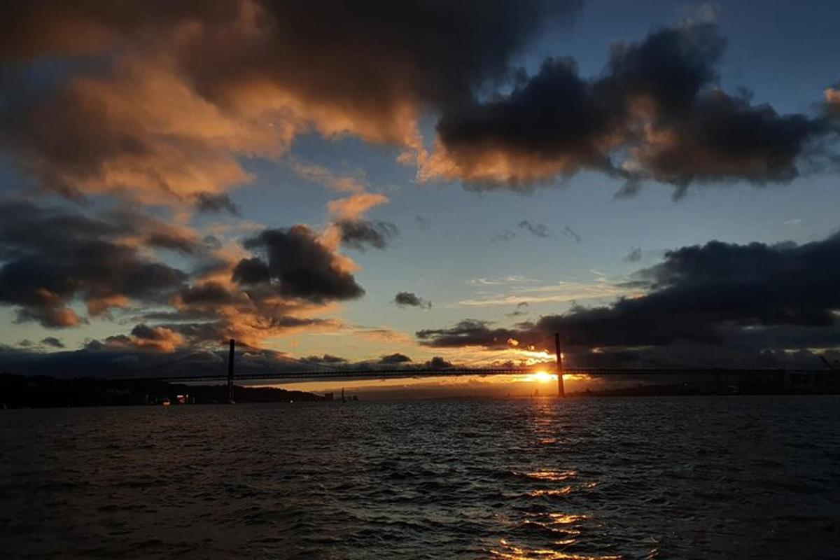 saulriets virs ūdenstilpes ar tiltu