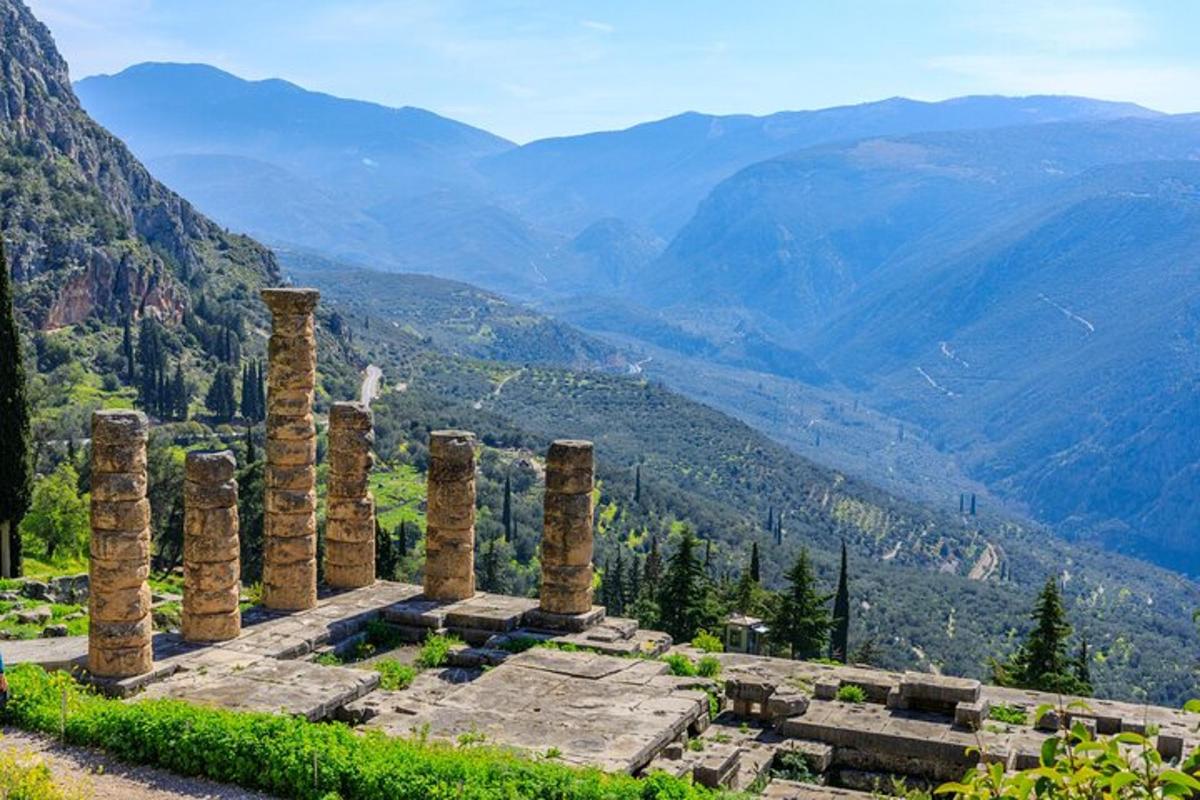 una vista delle montagne dalle rovine dell'acropoli