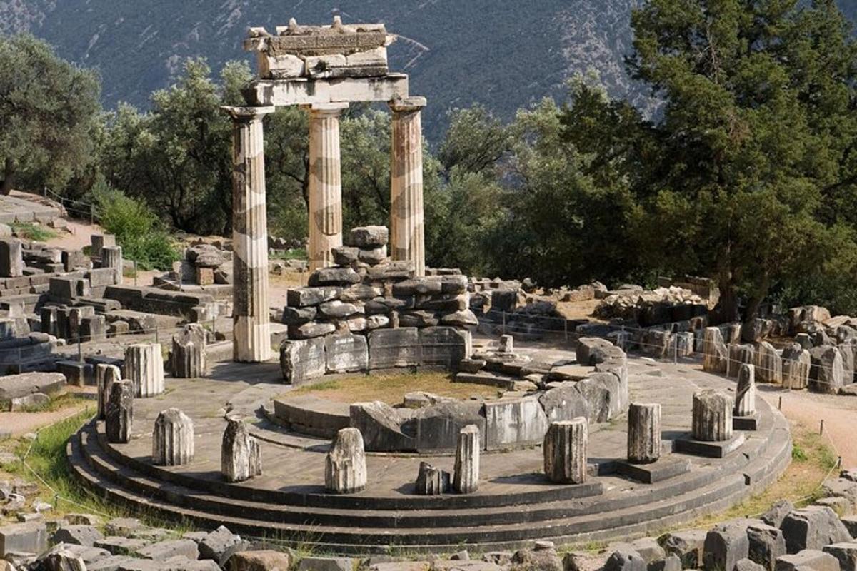 un grande cimitero con un monumento sullo sfondo