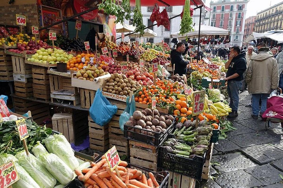 Un mercado con muchas frutas y verduras diferentes en exposición.