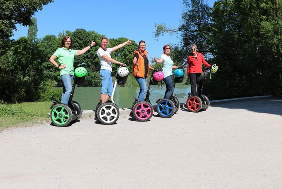 um grupo de pessoas andando de segway