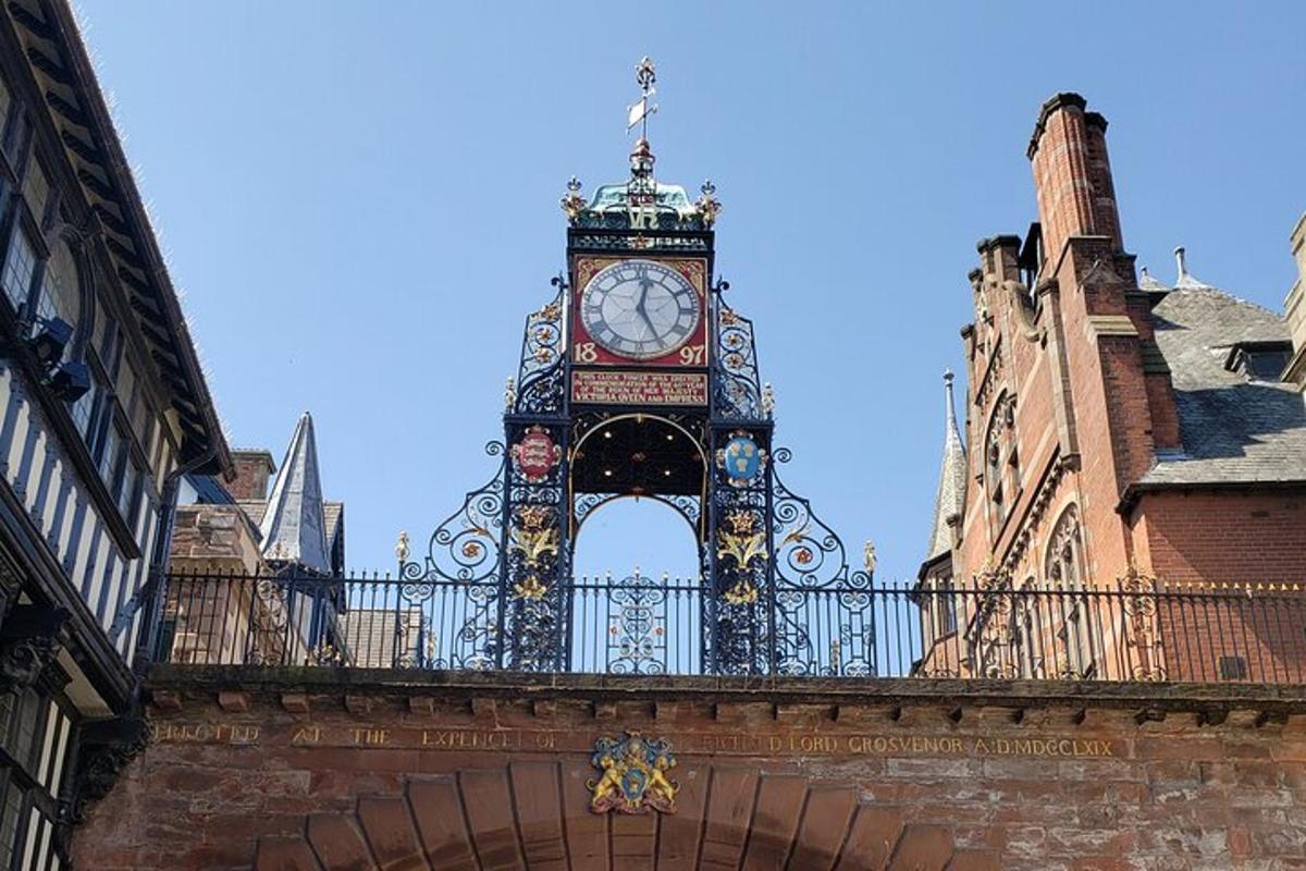 una torre dell'orologio in cima a un edificio