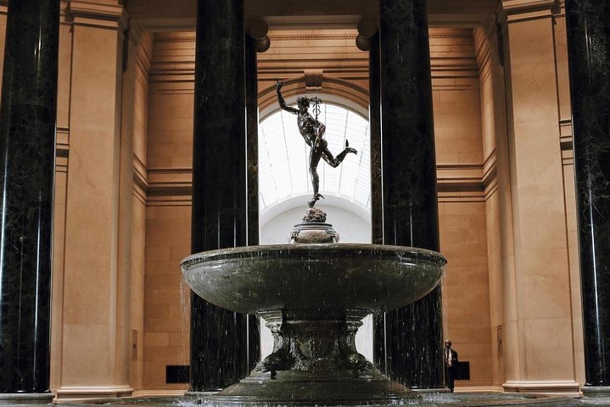 una font al mig d'un edifici