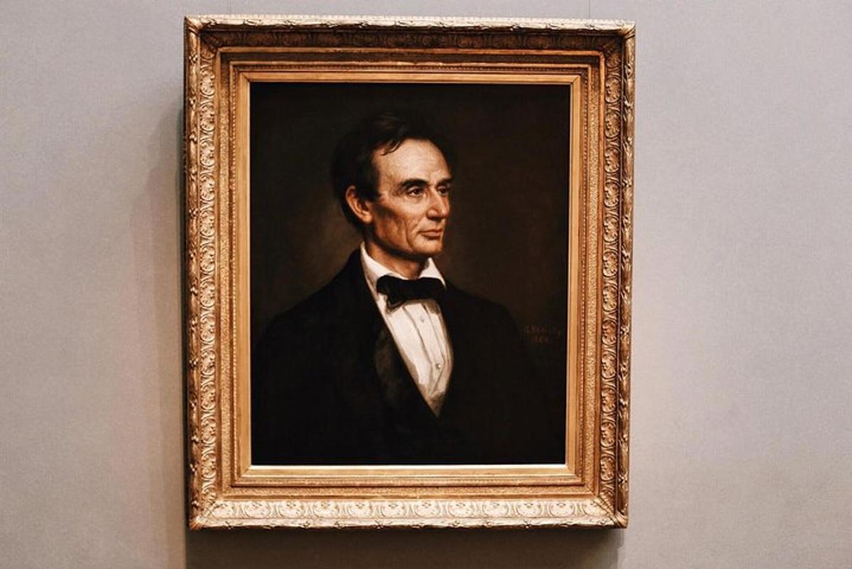 una pintura d'un home amb vestit i corbata de llaç