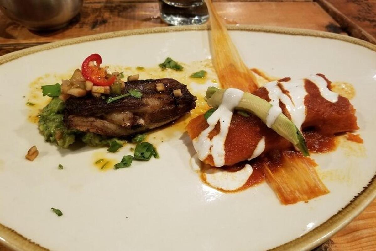 un piatto di cibo con carne e verdure su un tavolo