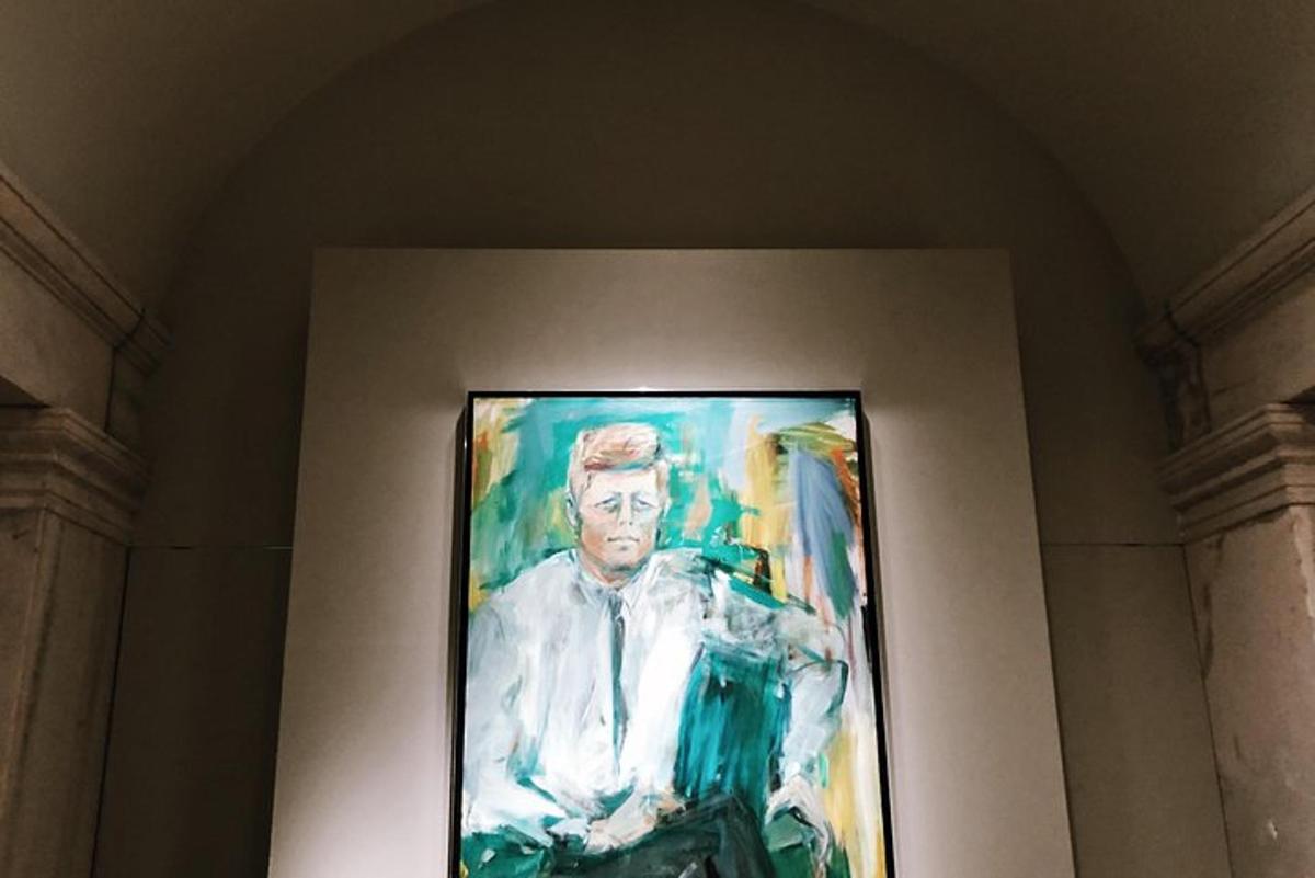 ein Gemälde eines Mannes an einer Wand