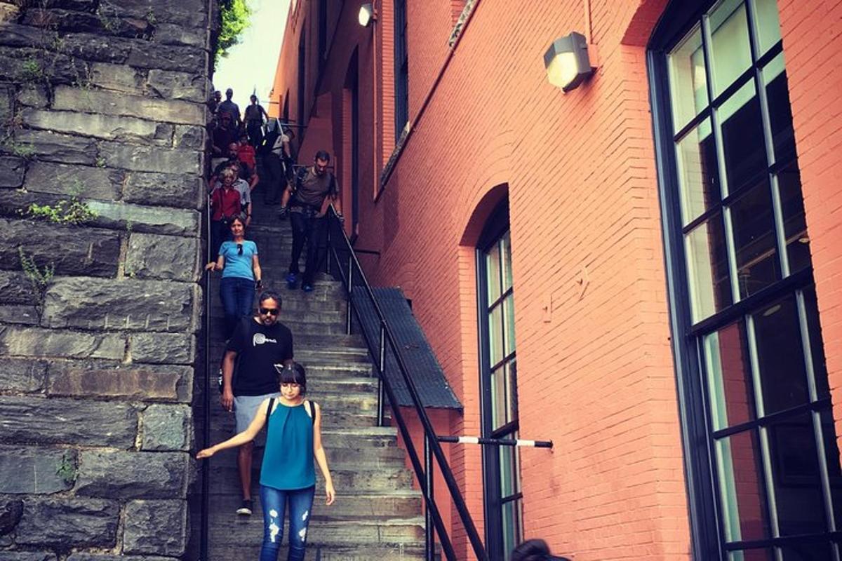 un gruppo di persone che scende le scale accanto a un edificio