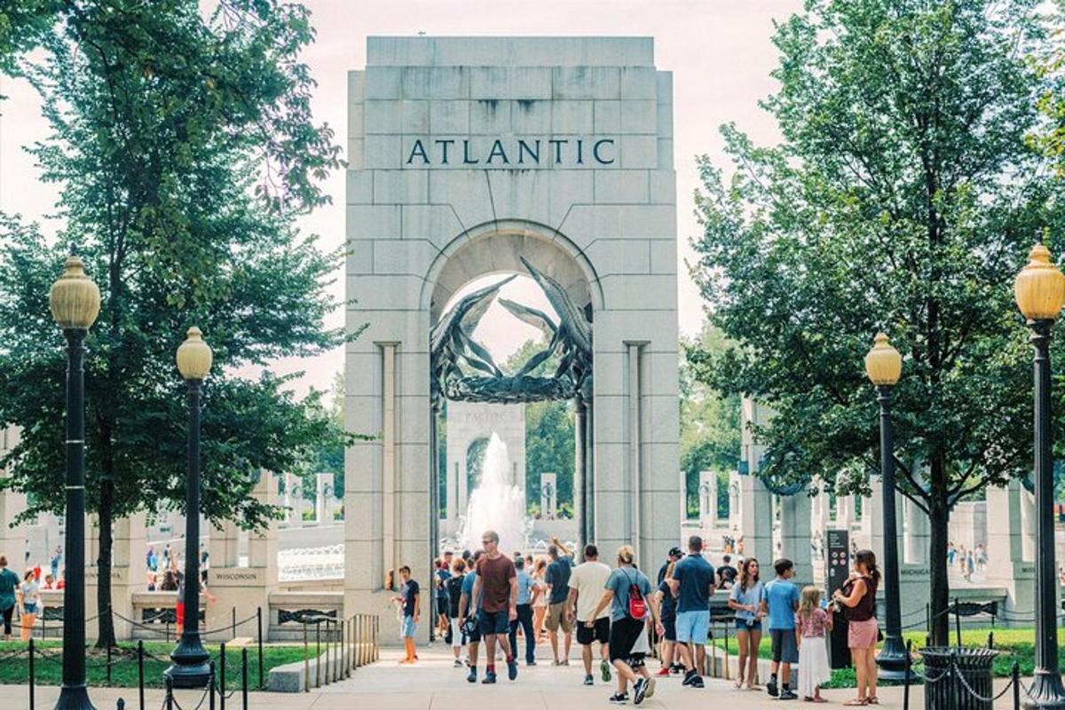 Skupina lidí kráčejících před budovou Atlantic