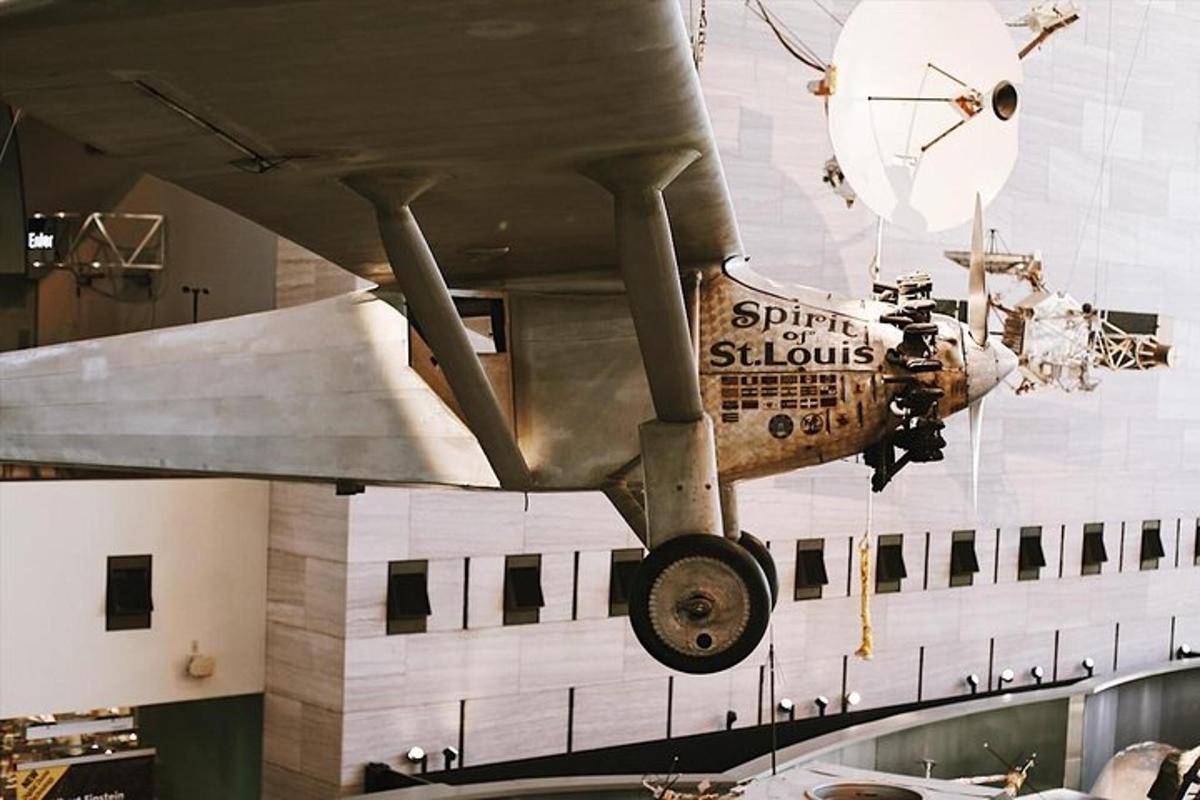 sebuah pesawat terbang tergantung di langit-langit museum