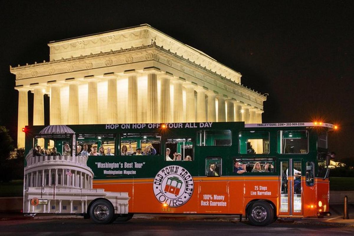 un autobus a due piani parcheggiato davanti a un edificio