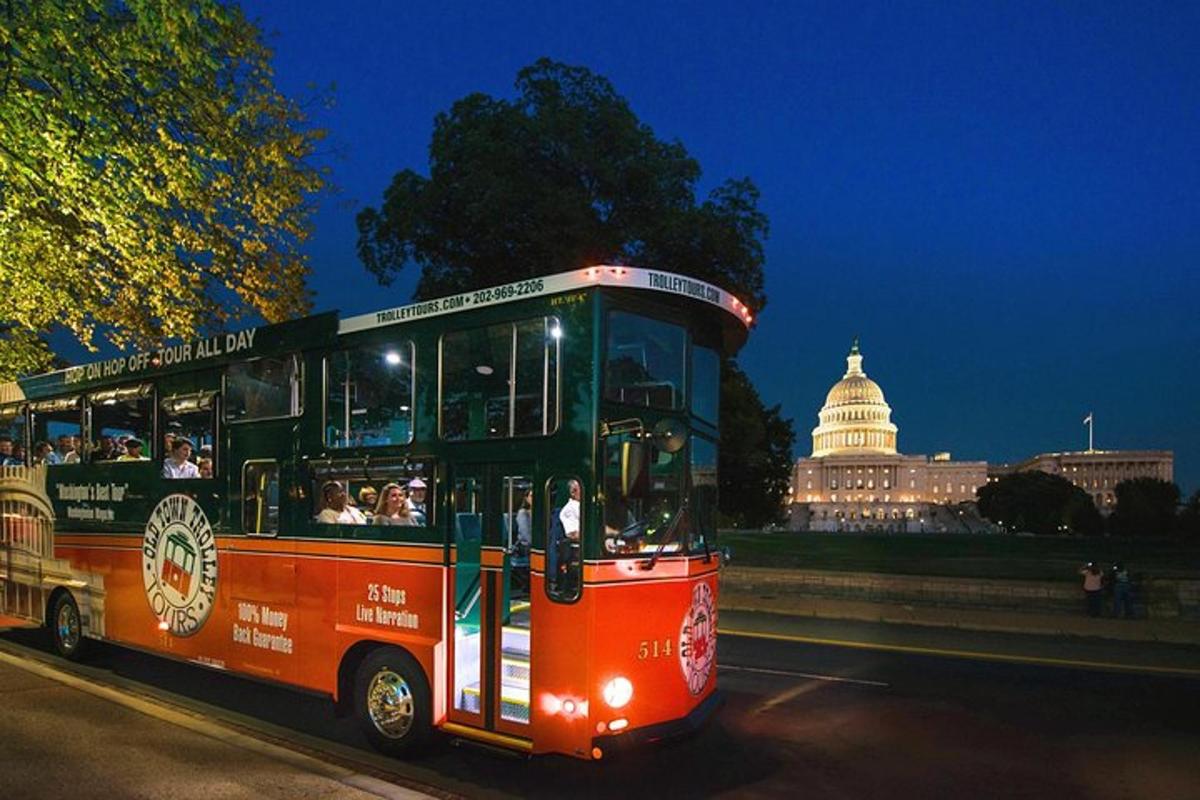 egy busz halad végig az utcán a Capitolium épülete előtt