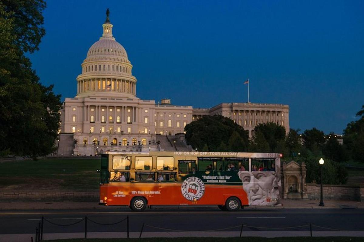 oranžový autobus zaparkovaný pred budovou Kapitolu