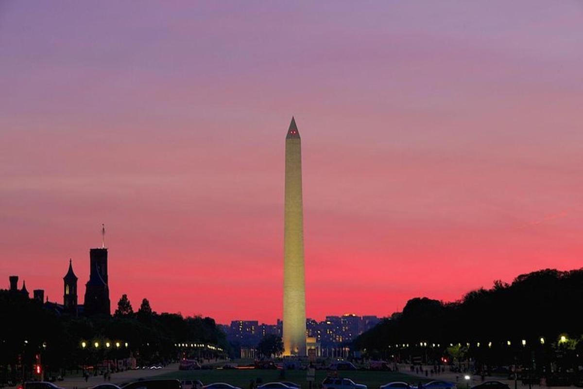 Washingtonský monument je osvetlený pri západe slnka