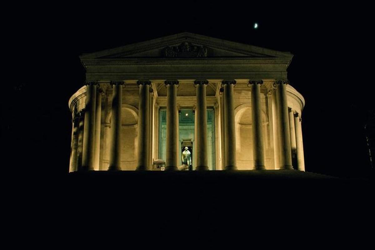 un grande edificio di notte con la luna sullo sfondo