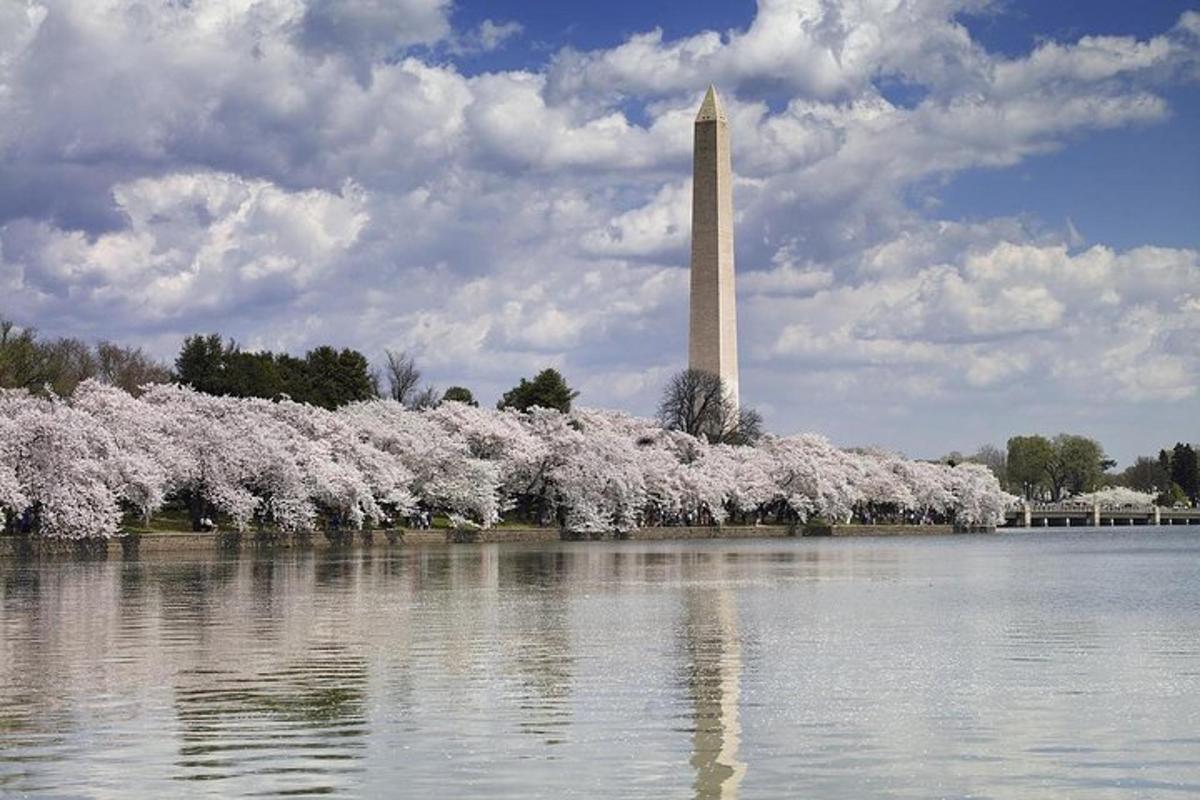 obelisk di tengah-tengah badan air dengan monumen di dalamnya