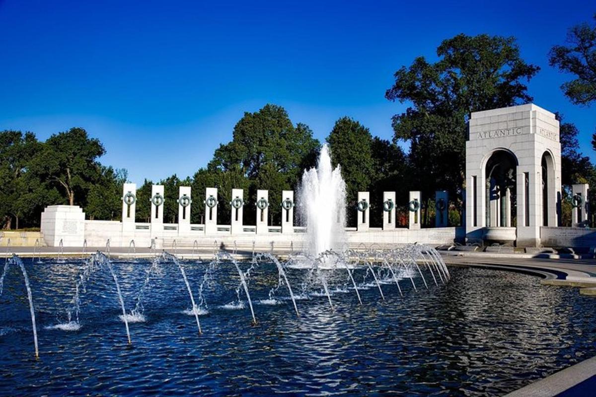 una fontana d'acqua davanti a un monumento