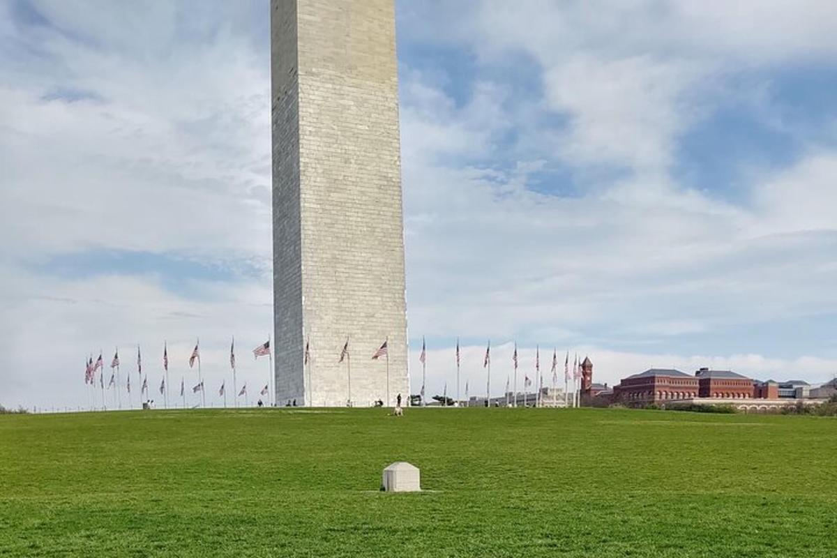 minnismerki í Washington með fánabúr á akri