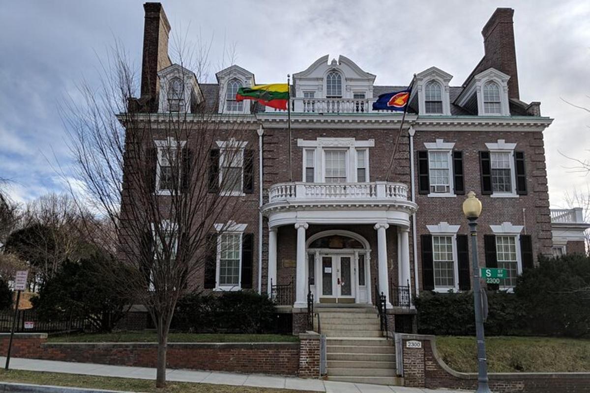 uma grande casa de tijolos com uma bandeira no topo
