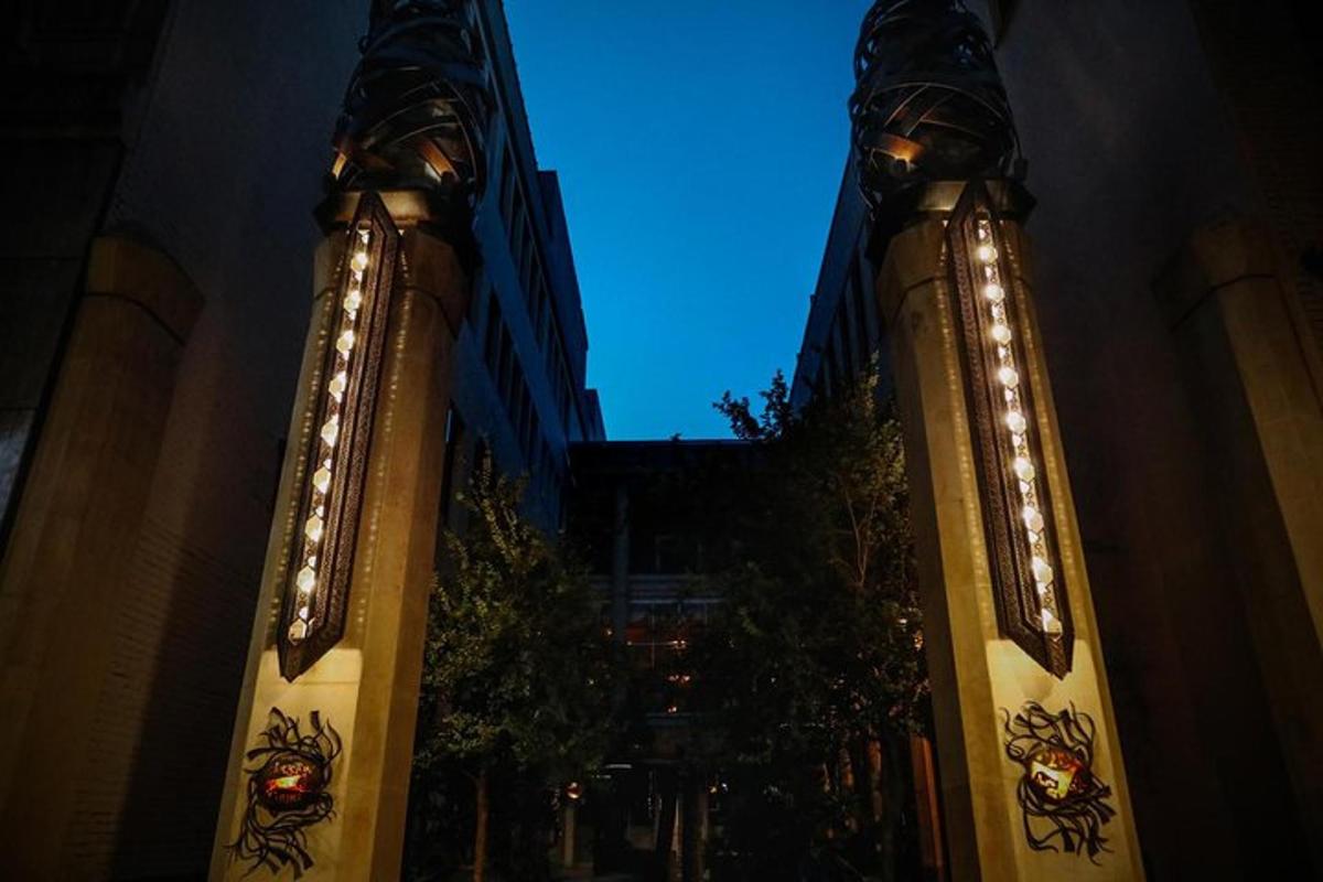 un paio di edifici alti con luci accese di notte