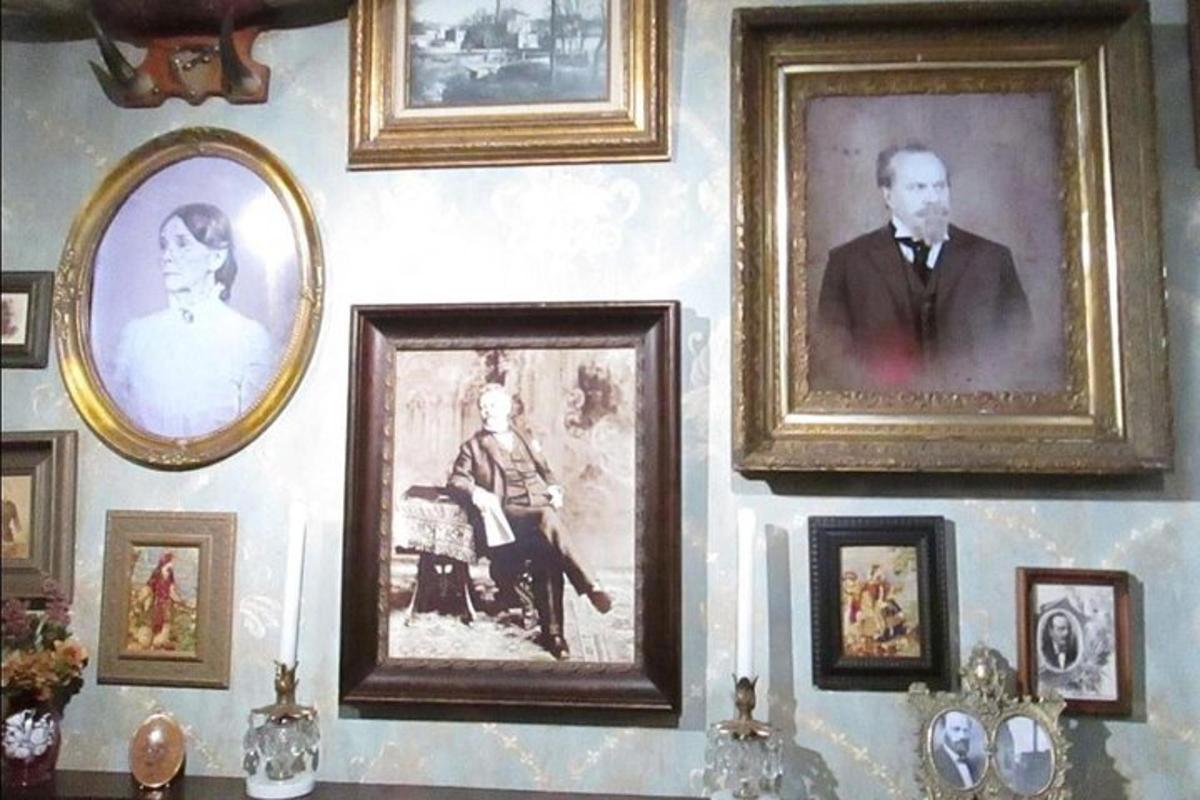eine Wand mit Bildern von einem Mann und einer Frau