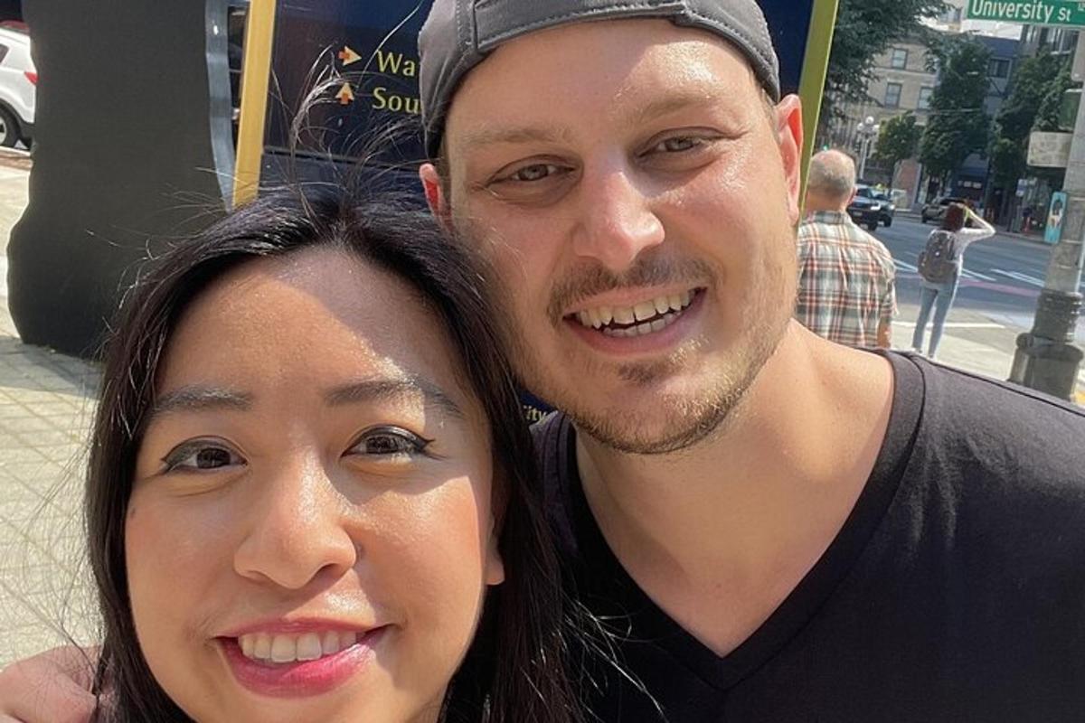 een man en een vrouw poseren voor een foto