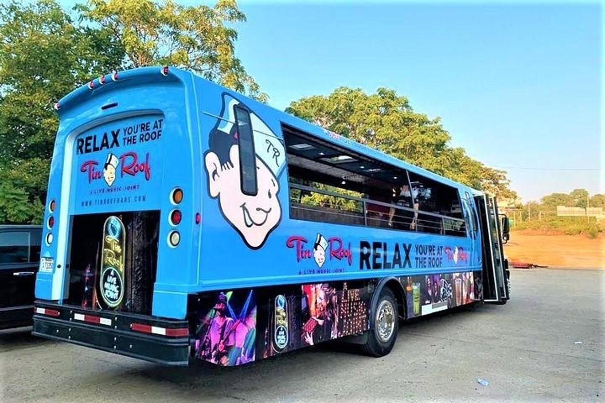 um ônibus azul está estacionado em um estacionamento