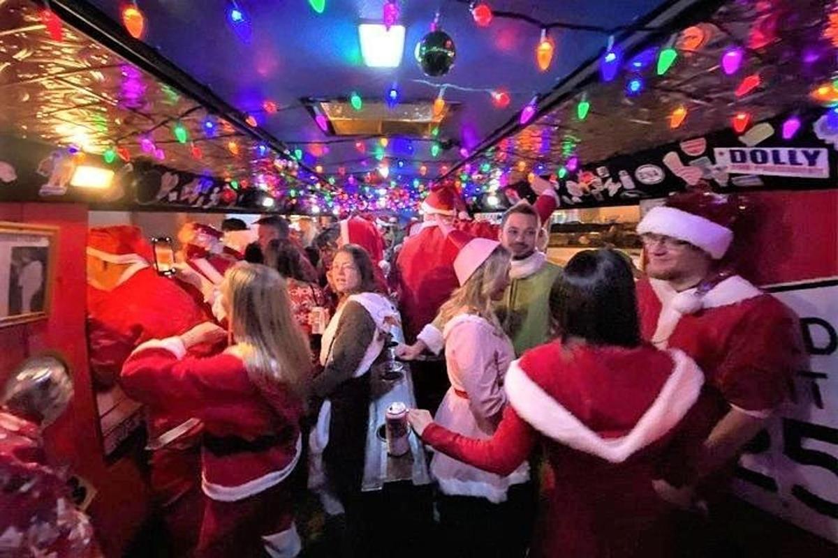 um grupo de pessoas fantasiadas de Papai Noel em uma festa