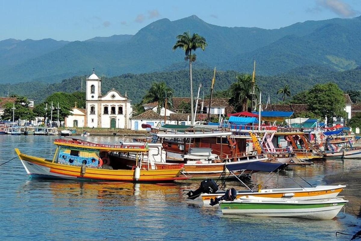 um grupo de barcos atracados em um corpo d'água