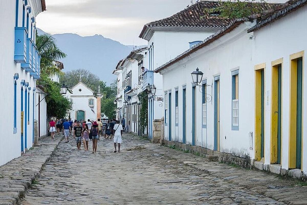 um grupo de pessoas caminhando por uma rua