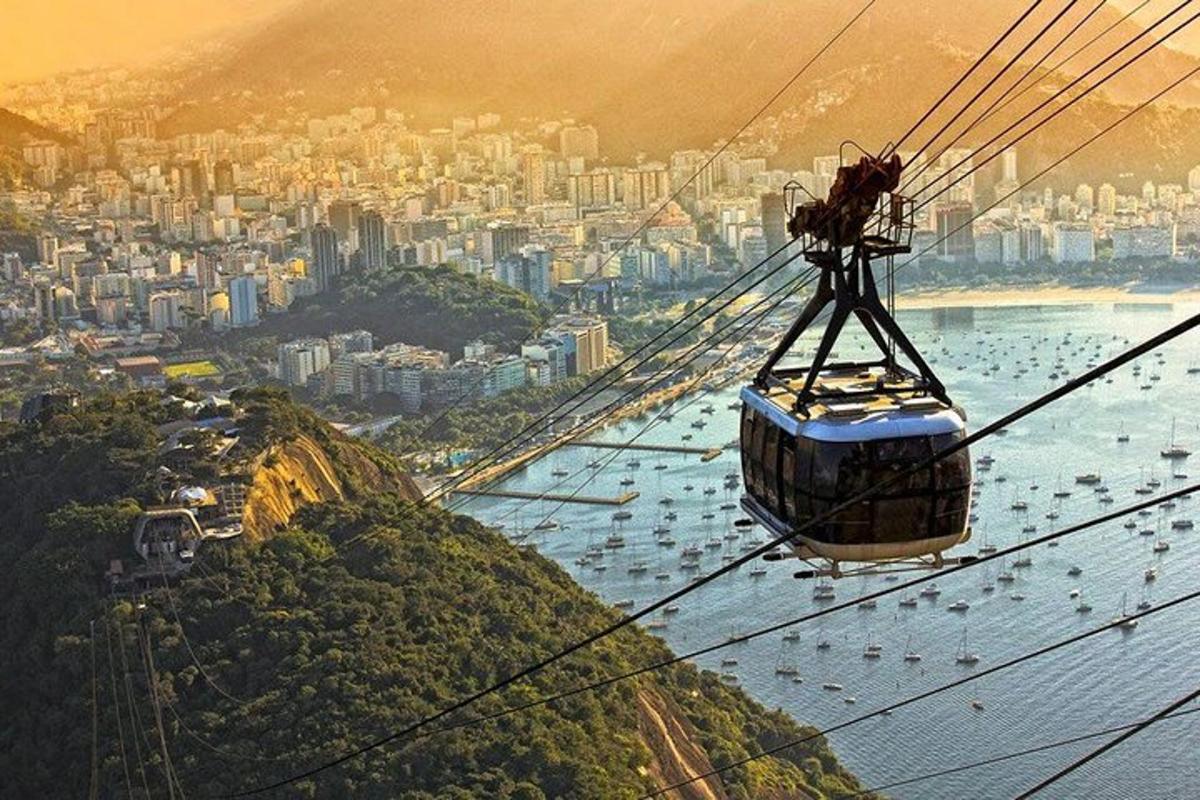 gondola letící nad městem s městem