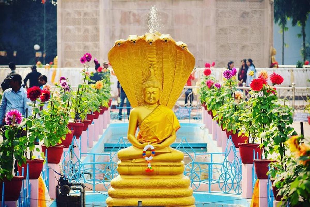 una estatua de un Buda sentado encima de una fuente