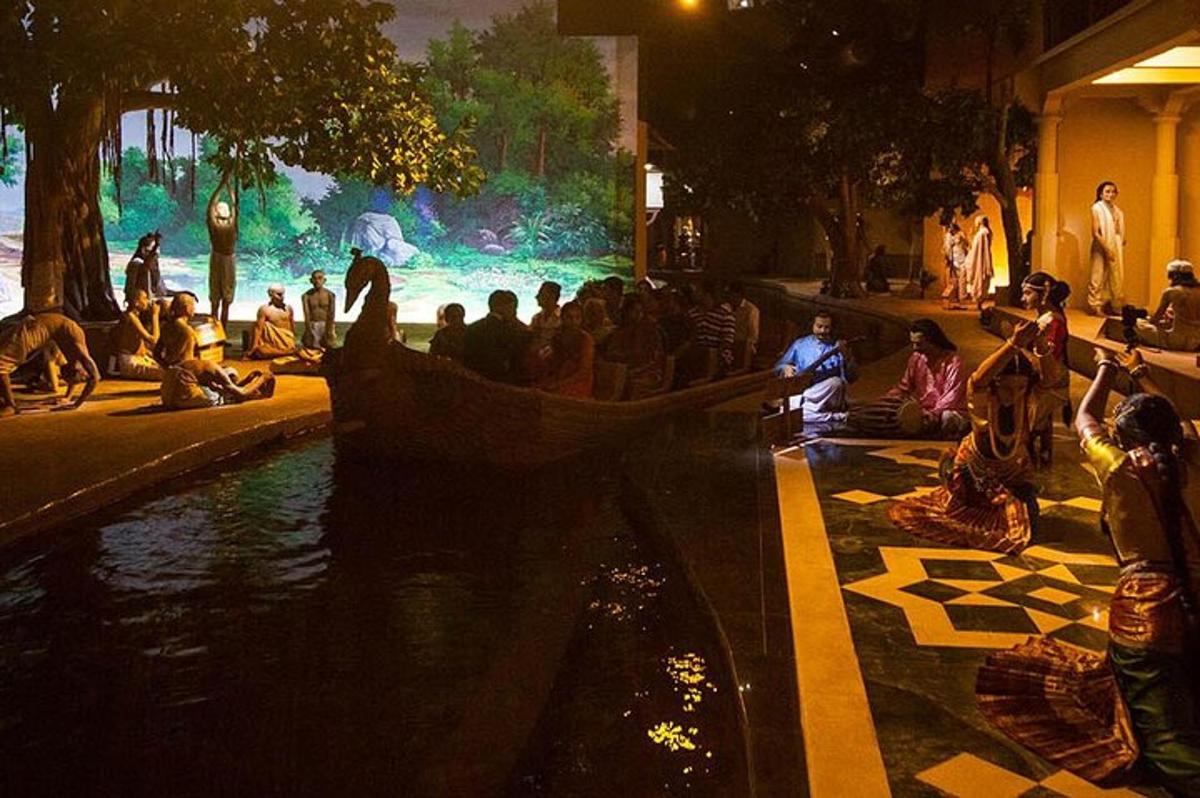 skupina lidí sedících v noci kolem řeky