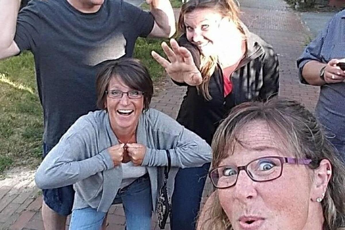 um grupo de pessoas posando para uma foto