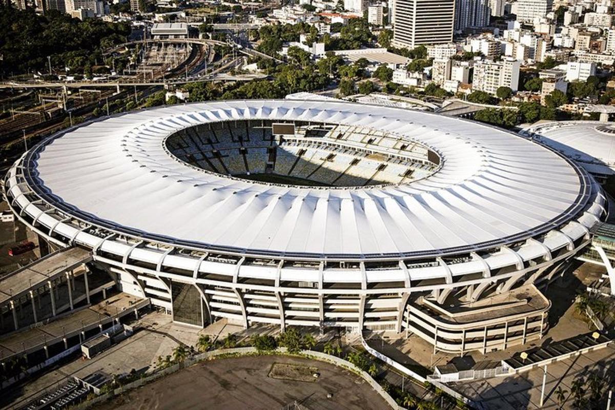 büyük bir futbol stadyumunun yukarıdan görünümü