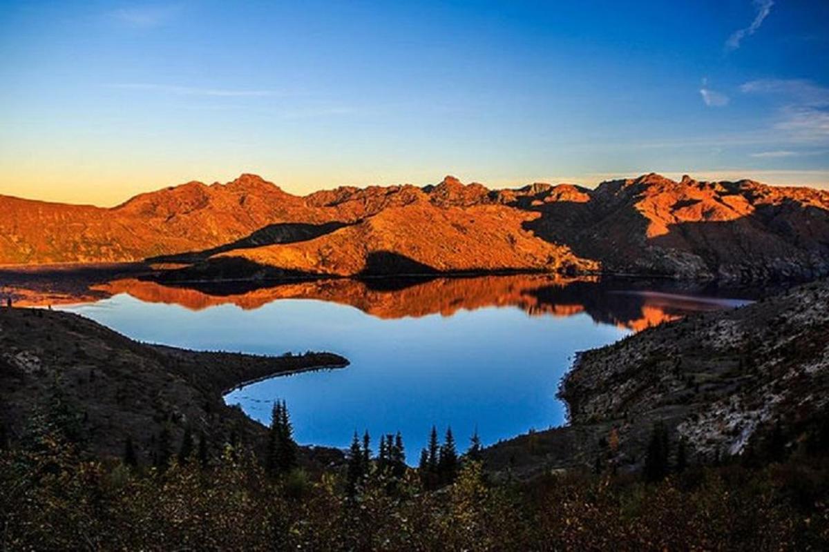 un lac în mijlocul unui lanț muntos