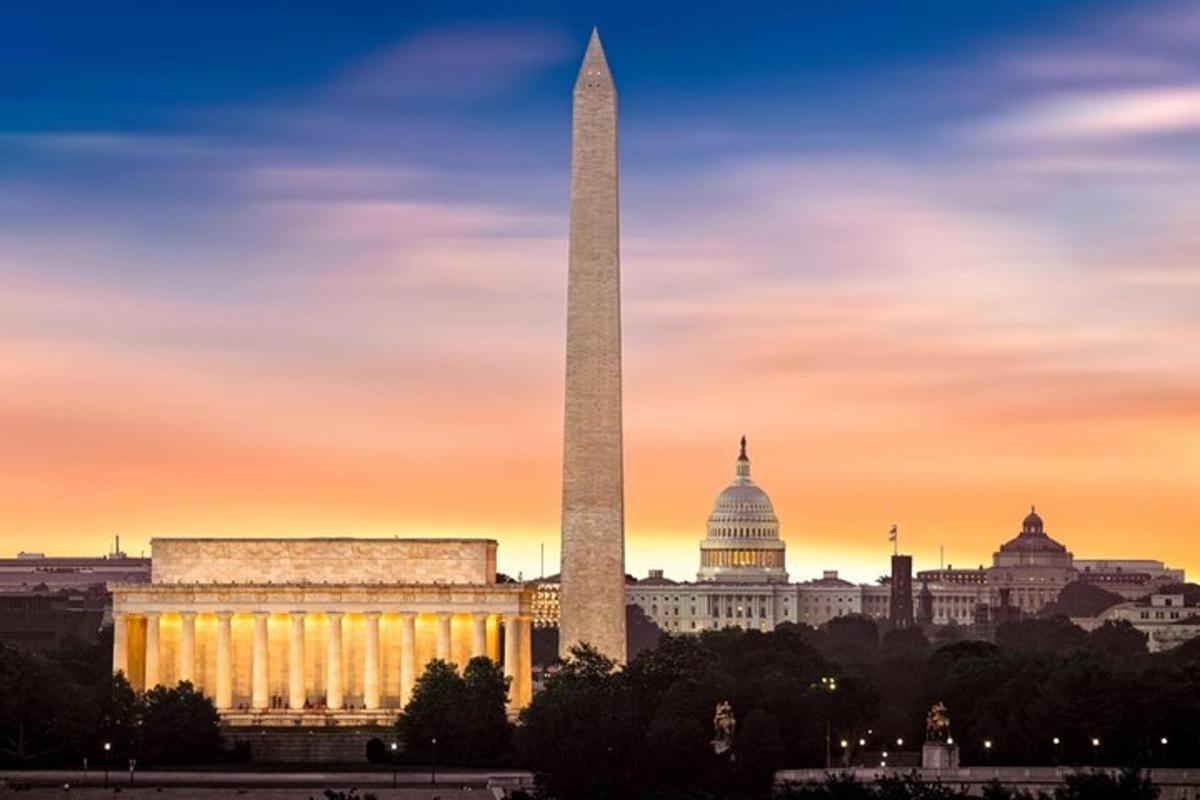 Pohled na Washingtonský monument a budovu Kapitolu