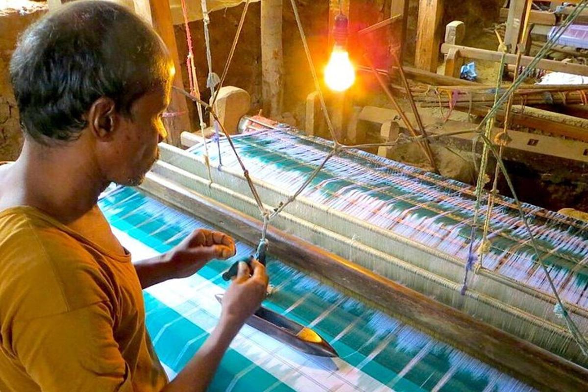 seorang lelaki yang bekerja pada mesin di sebuah kilang