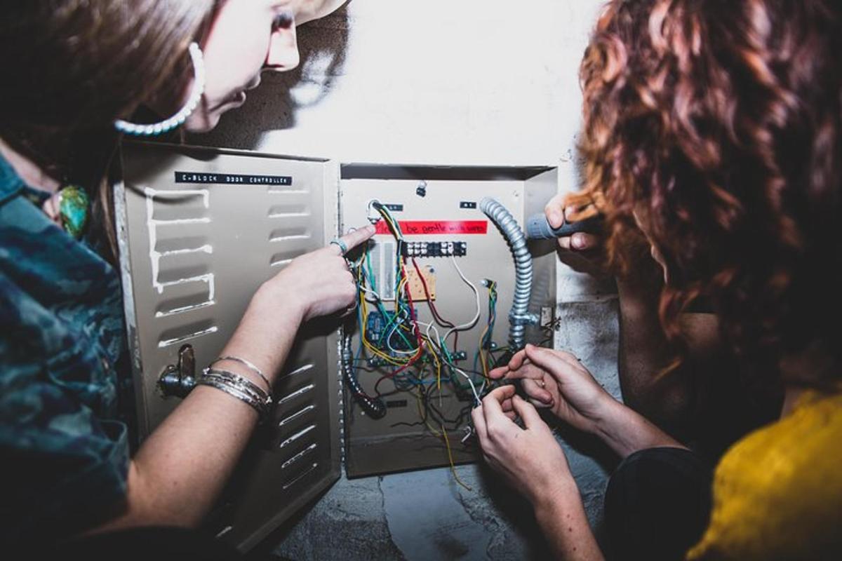 Dvě ženy pracují na elektrickém spotřebiči