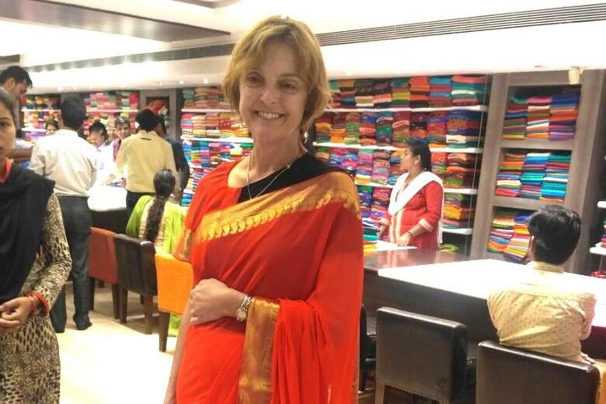 seorang wanita bergambar di sebuah kedai