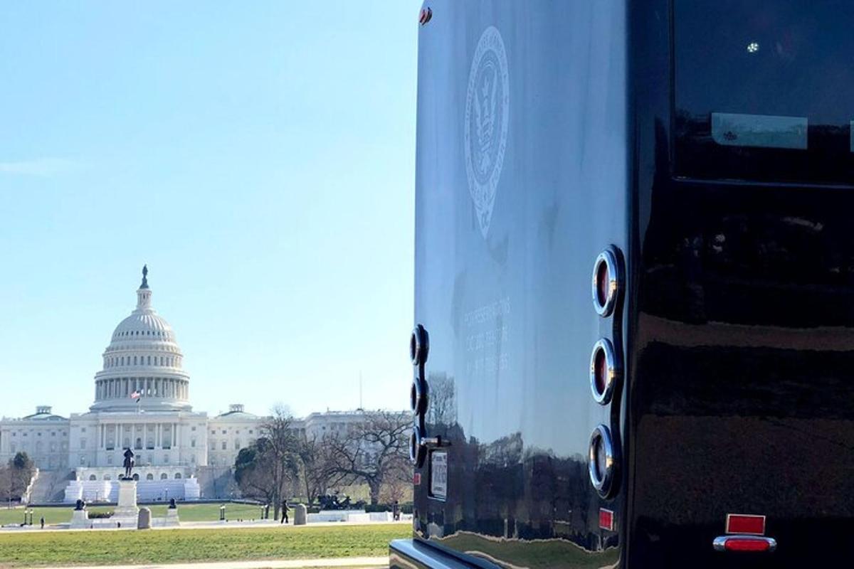 uma vista do edifício do capitólio da parte de trás de um ônibus