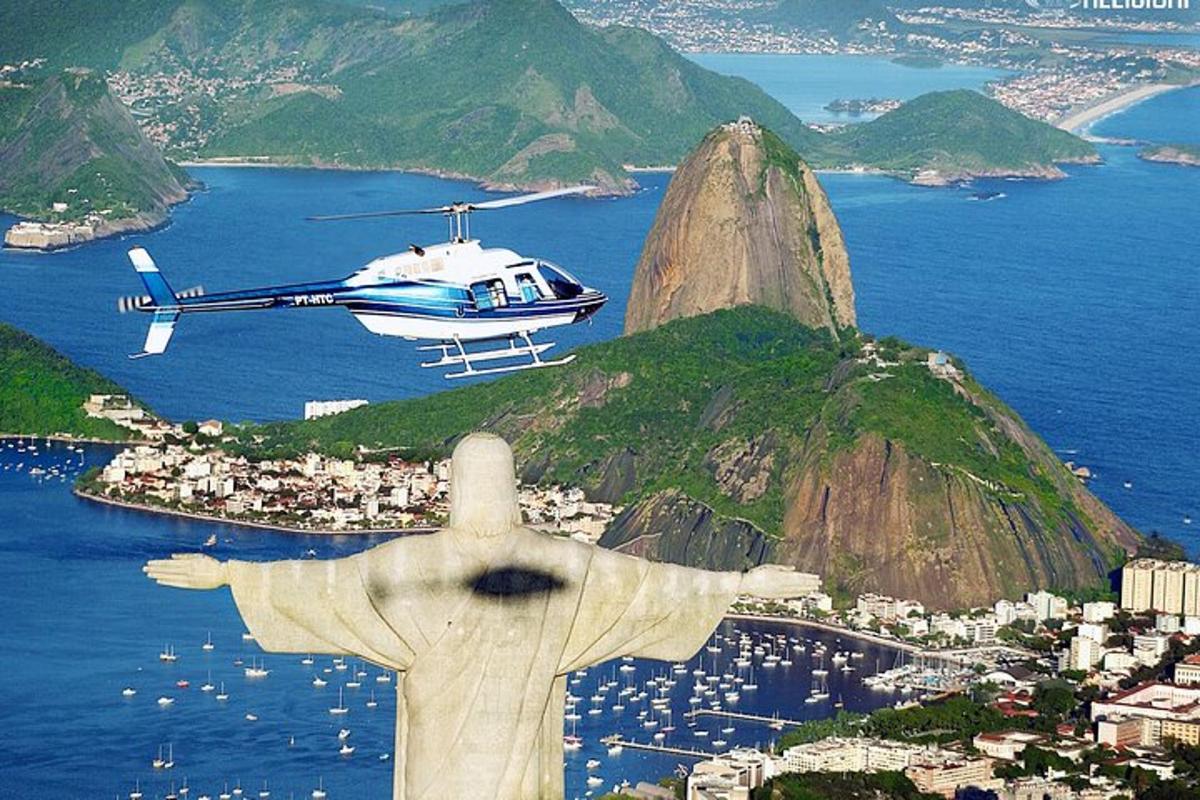 un elicottero che sorvola la statua del Cristo Redentore