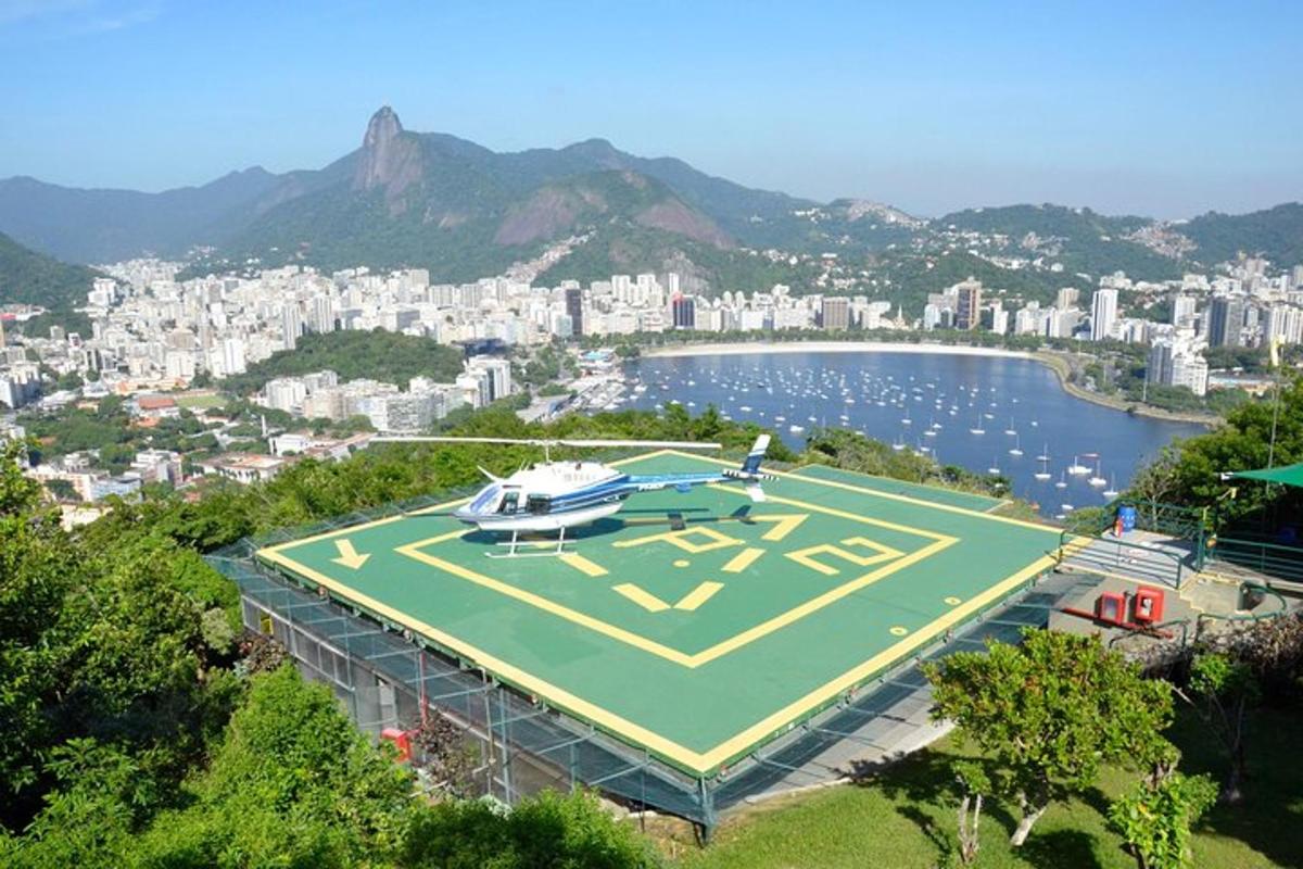 un elicottero parcheggiato su un campo da tennis vicino a una città