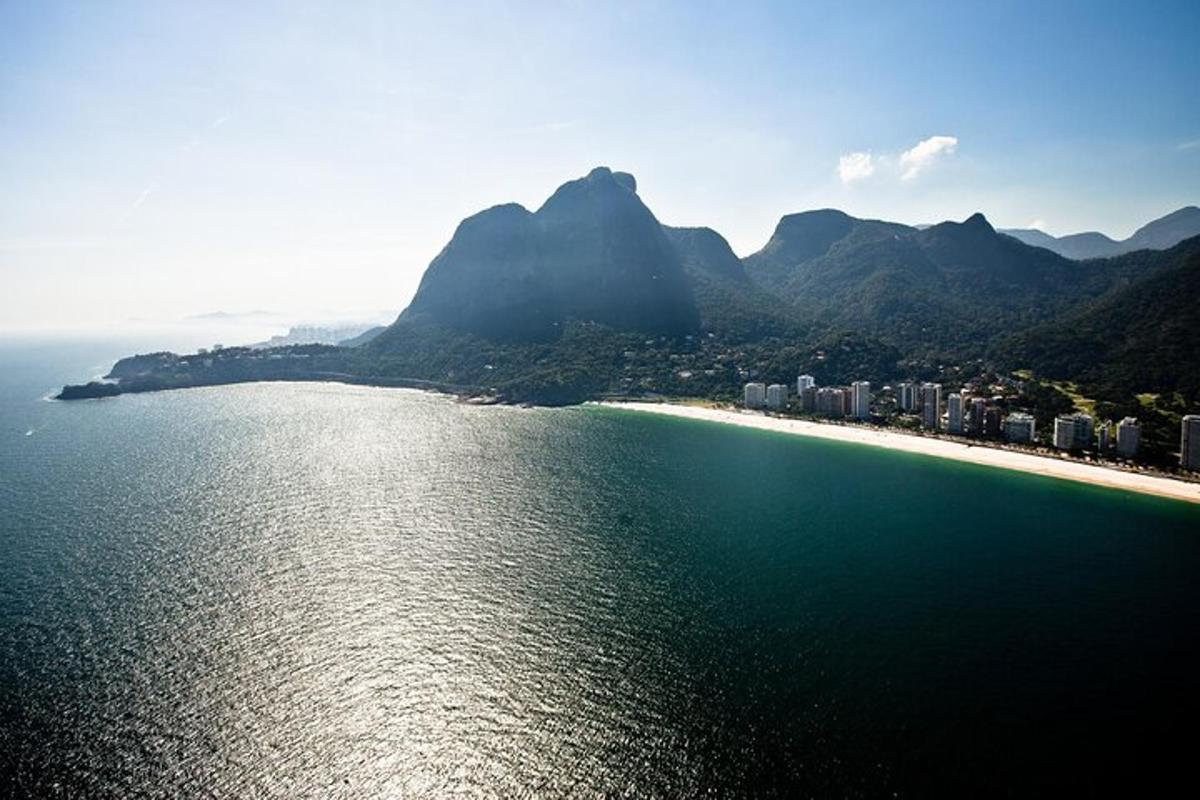 una vista aerea di una spiaggia con una montagna