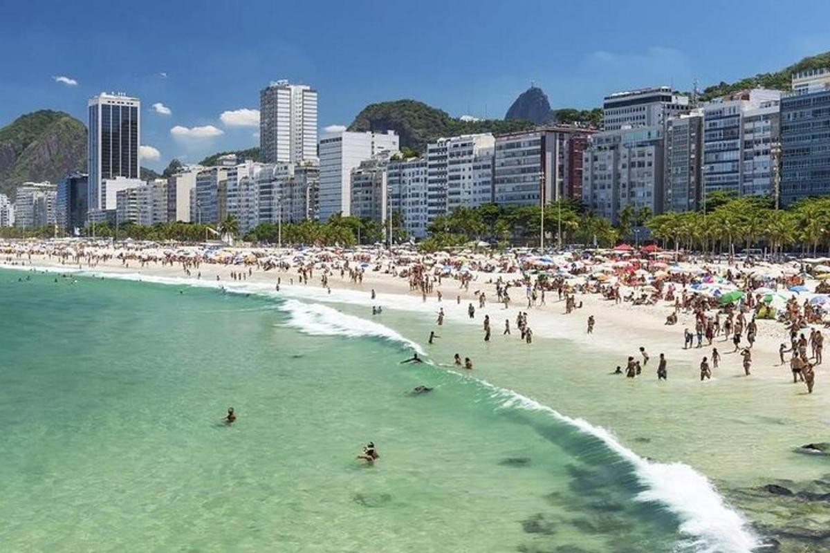 skupina ljudi na plaži v vodi