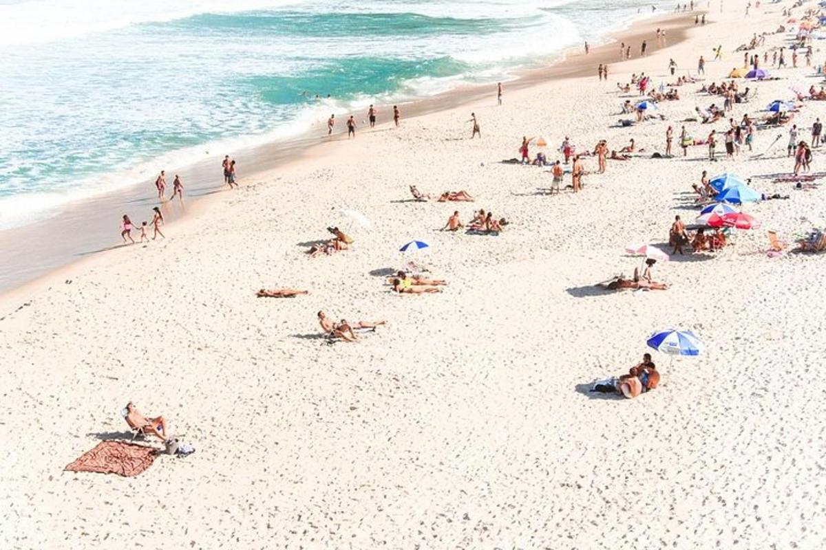 un folto gruppo di persone su una spiaggia
