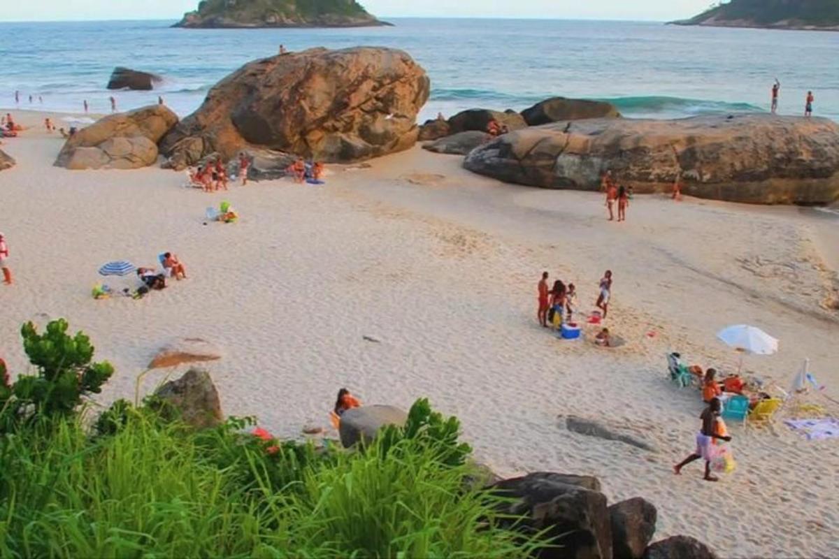 un gruppo di persone su una spiaggia vicino all'oceano
