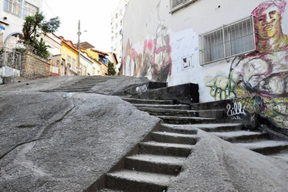 skupina stopnic z grafiti na strani stavbe
